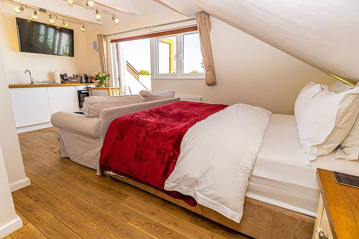 Ganze Wohnung, Sea View Studio Flat mit beheiztem Innenpool und Whirlpool, auf dem Land gelegen in Fairlight, Ost Sussex