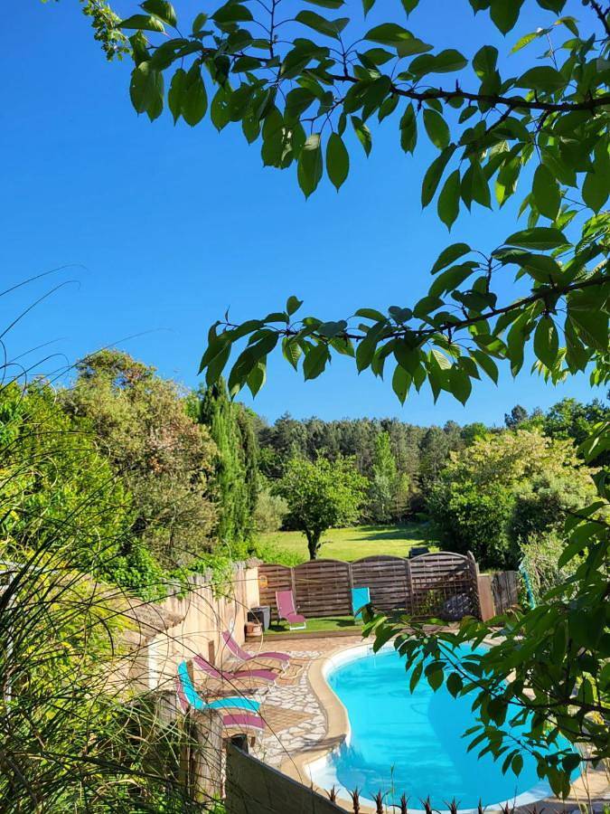 Chambre d’hôte pour 2 personnes, avec piscine ainsi que terrasse et jardin