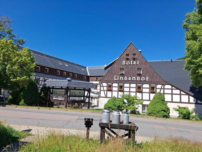 Hotel, mit Whirlpool und Terrasse sowie Garten und Pool