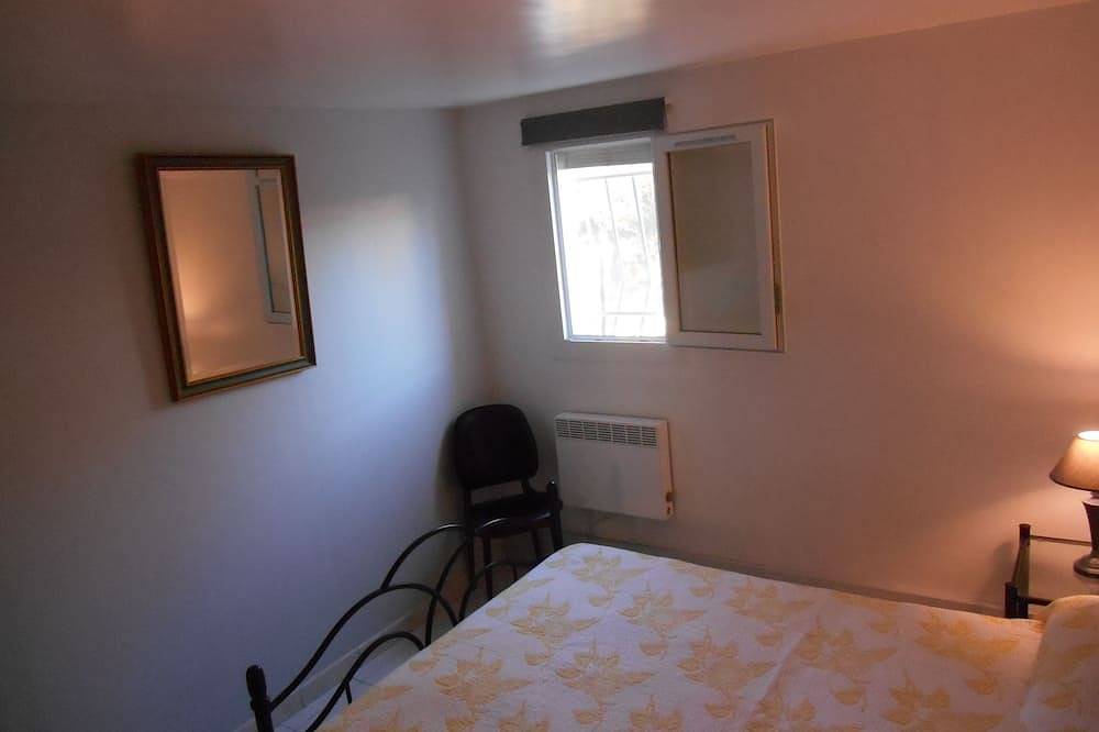 Garden level between pool and beach in Sérignan, Côte d'Améthyste