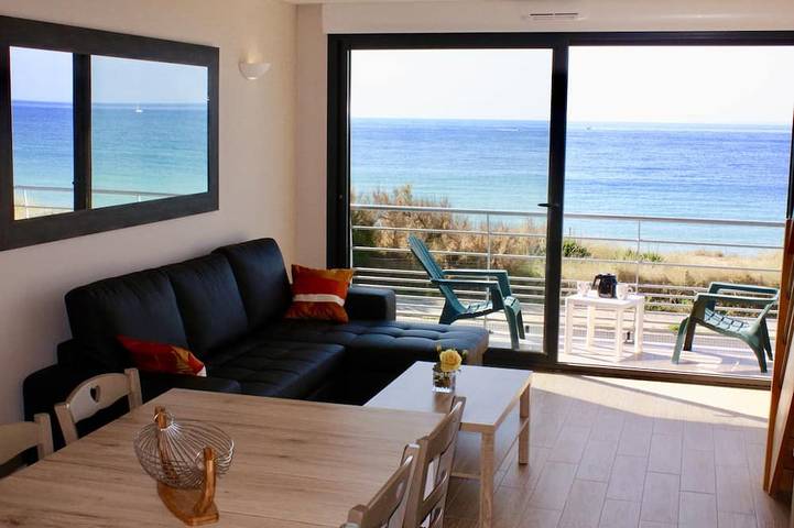 Entire apartment, Seafront, Breathtaking 180°View overlooking the Ocean,3 bedrooms,Private Parking in Barneville-Carteret, Côte de la Déroute