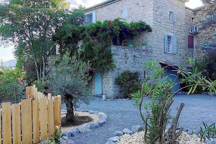 Gîte pour 12 personnes, avec jardin à Saint-Genest-de-Beauzon