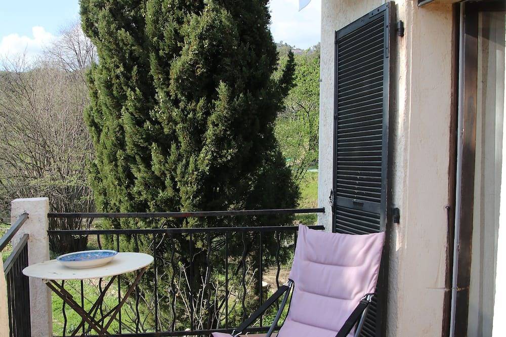 Small quiet house surrounded by olive trees between sea and mountains in Contes, Nice region