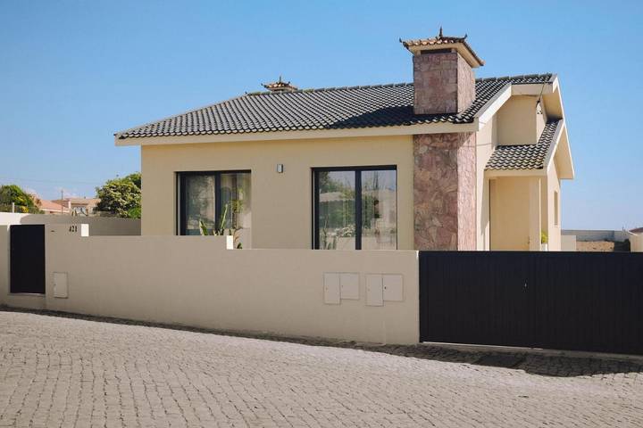 Location de vacances pour 8 personnes, avec vue et jardin, adapté aux familles dans Vila Chã - 2