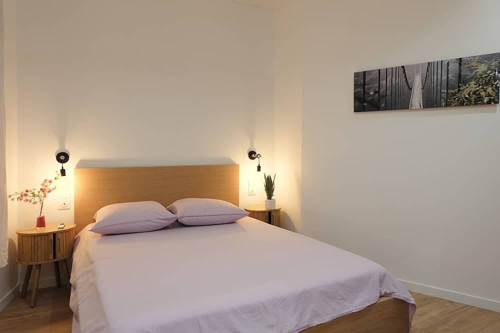 Entire apartment, Wisteria in Aigues-Vives, Nimes region