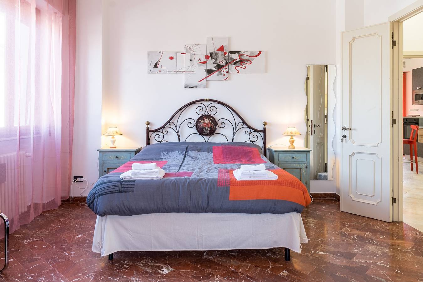 Zimmer 'Art Rooms - Kandinskij' mit privater Terrasse, Wlan und Klimaanlage in Arezzo, Arezzo Provinz
