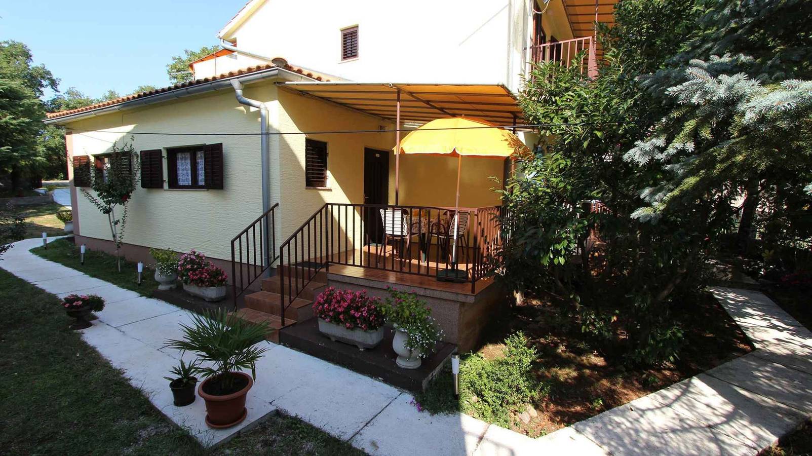 Ganze Ferienwohnung, Ferienwohnung mit Klimaanlage und Terrasse in Malinska-Dubašnica, Krk