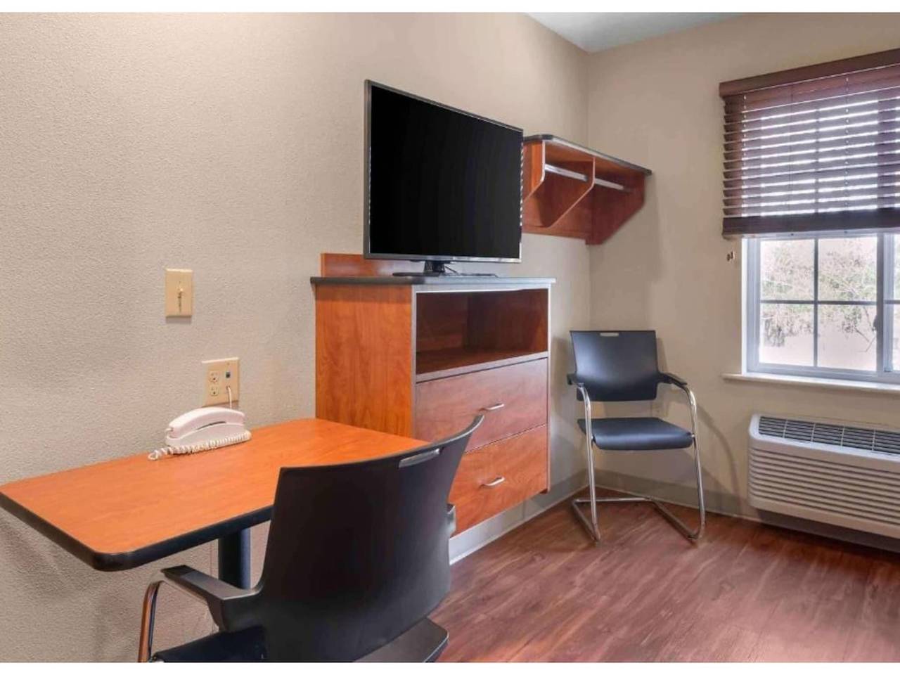 Entire apartment, Studio 6 Birmingham Pelham|Cozy 2 Full Beds|Smoking|Kitchen in Alabama