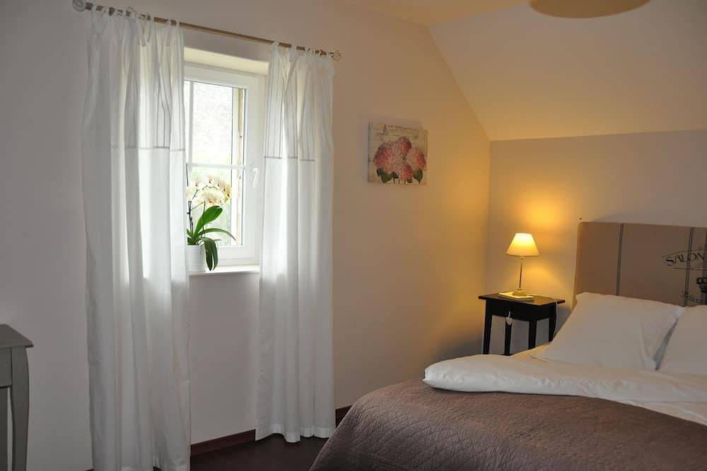 Private house in the heart of a village, large garden, view of the Aubrac mountains in Pierrefiche, Massif Central