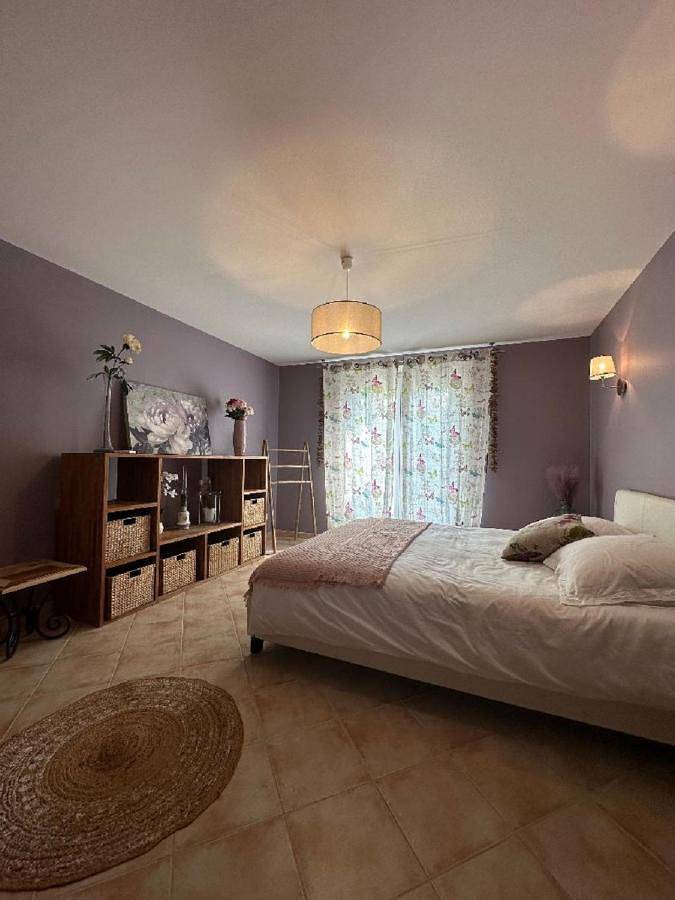 Maison de campagne pour 2 personnes, avec jardin et terrasse ainsi que vue et piscine à Pourrières - 4