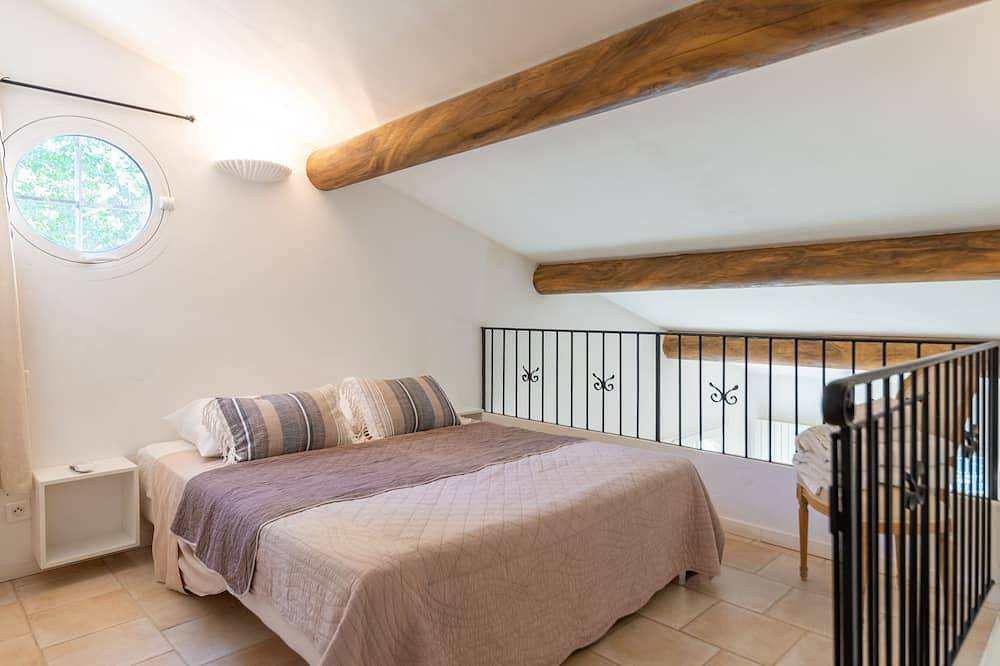 Gîte confortable a Roussillion, climatisé, piscine chauffée14m, grand terrain. in Roussillon, Parc naturel régional du Luberon