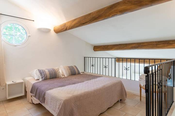 Gîte pour 4 personnes, avec Terrasse ainsi que Jardin et Piscine à Roussillon - 3