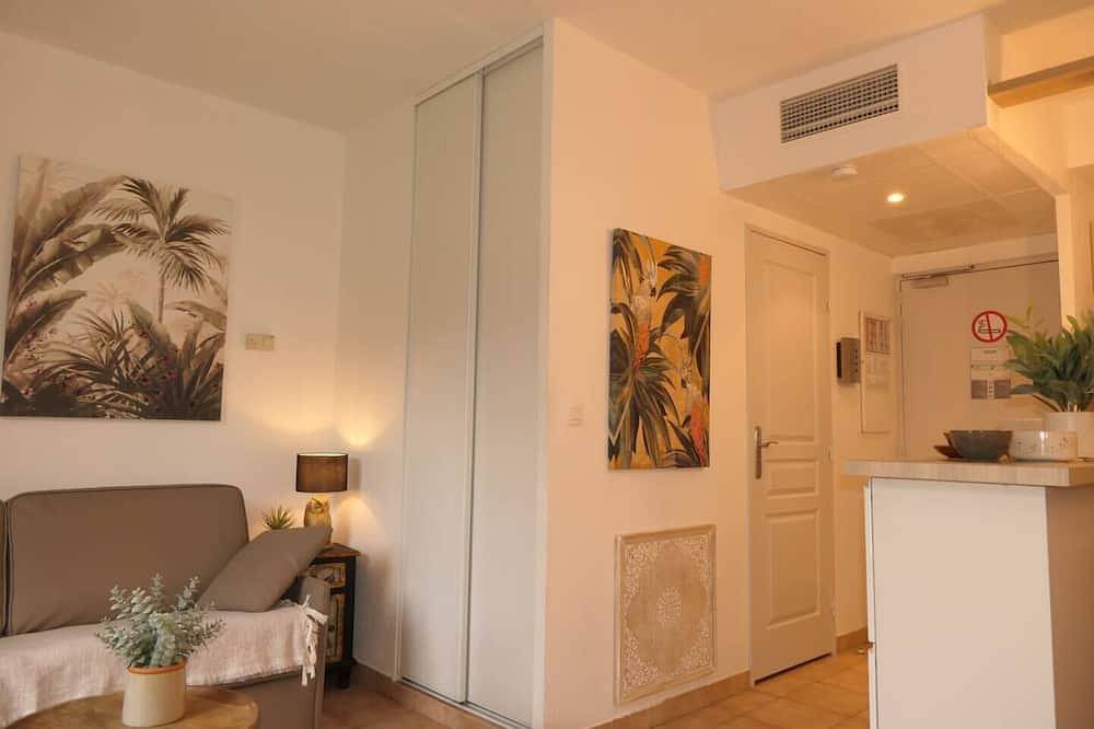 Entire apartment, Superb golf-front studio with swimming pool in Mouans-Sartoux, Cannes region
