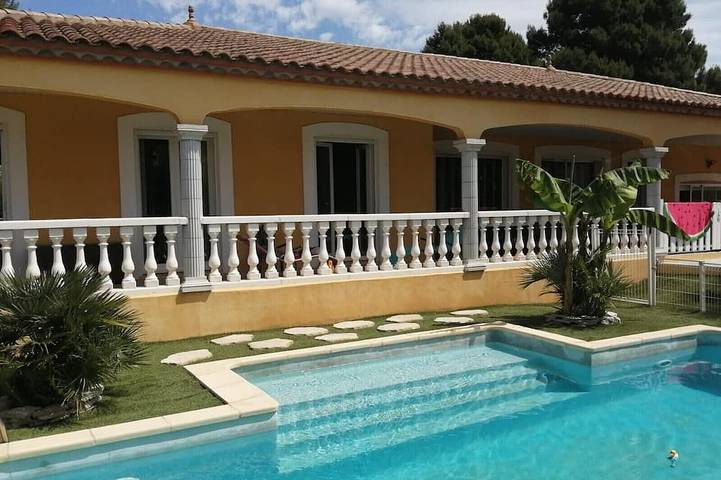 Location de vacances pour 5 personnes, avec terrasse et jardin à Lespignan