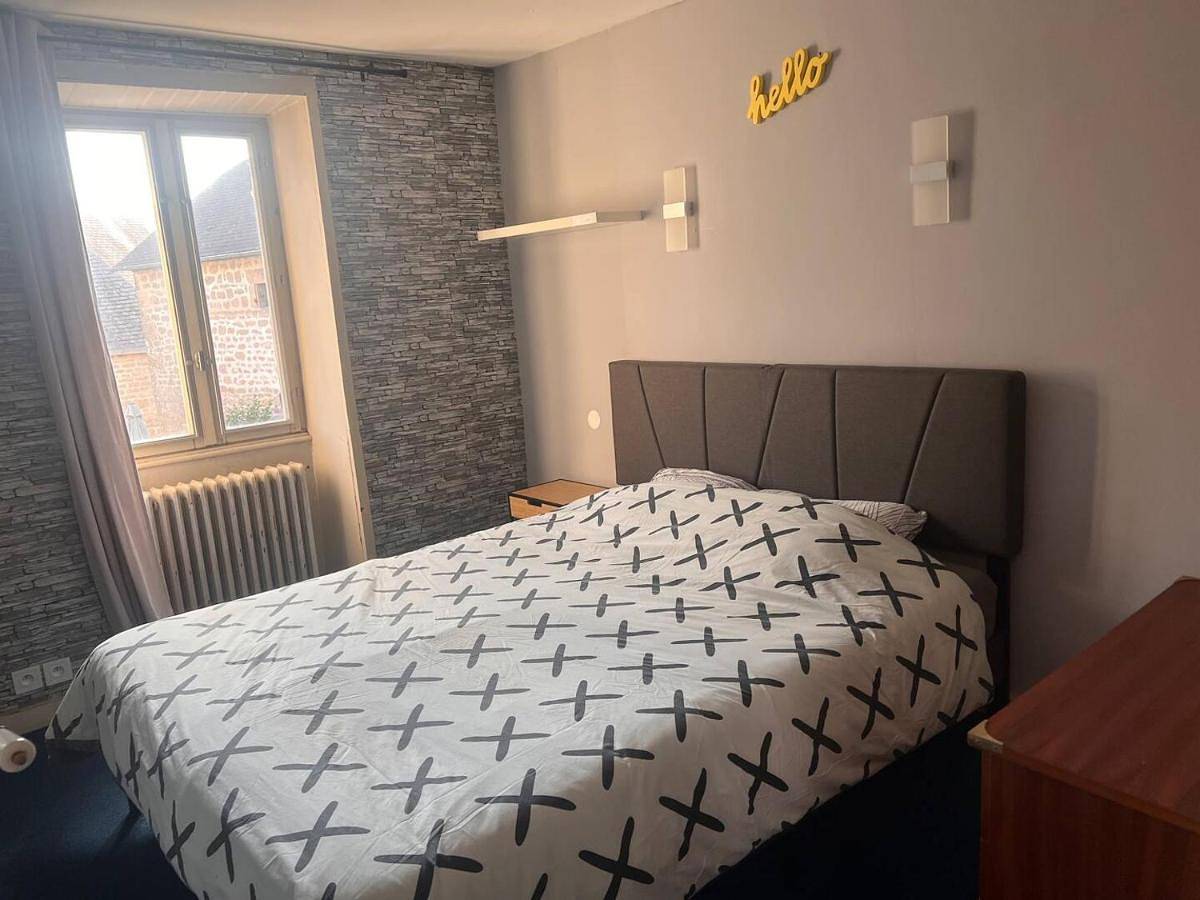 Three-Bedroom House in Tarnac, Région d'Ussel