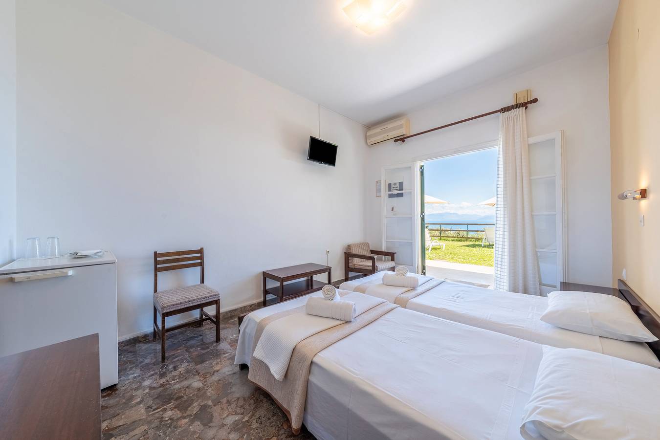 Zimmer 'Gartenblick 3' mit privater Terrasse, Wi-Fi und Klimaanlage in Benitses, Corfu, Korfu