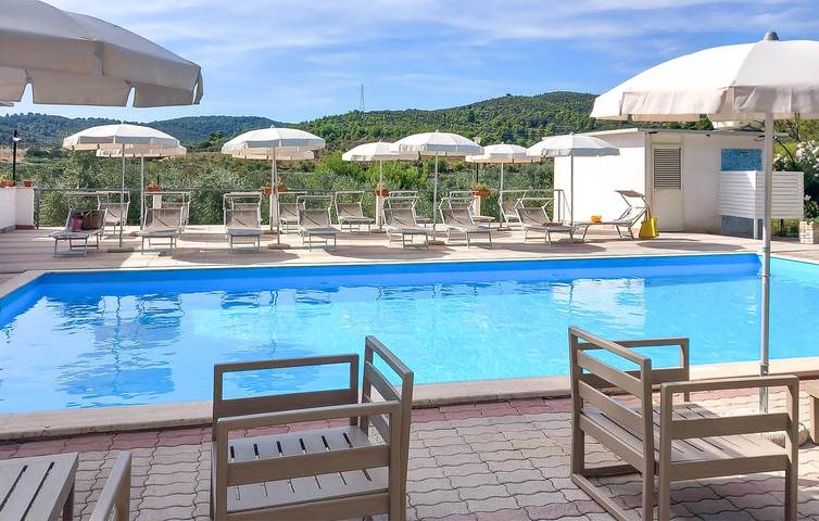 Appartement de vacances entier, Charmant appartement au bord de la piscine à 2,5 km du centre ville de Chiesiola in Vieste, Gargano