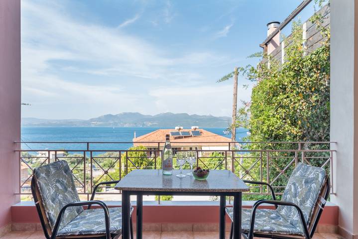 Vacation rental for 2 people, with yard and balcony, kid friendly in Lefkada