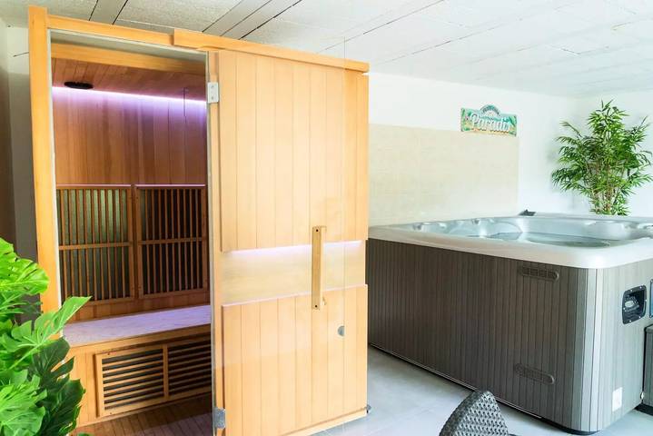 Gîte pour 10 personnes, avec sauna et piscine ainsi que jacuzzi et terrasse à Chirac - 4