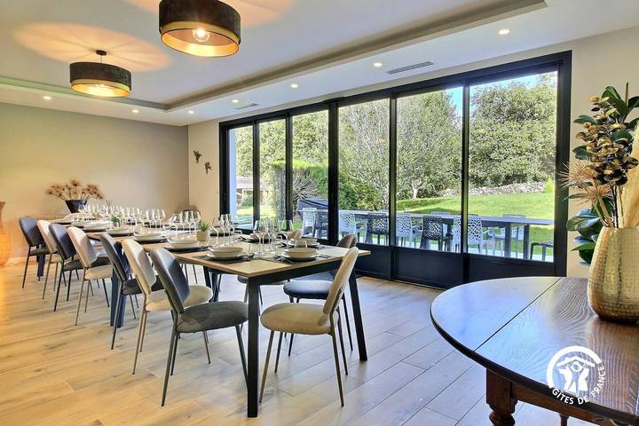 Gîte pour 15 personnes, avec Terrasse ainsi que Jardin et Piscine à Larmor-Baden