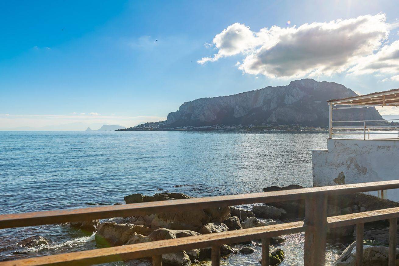Apartamento entero, Sea View Charm: Mondello Apartment with Terrace in Playa Mondello, Palermo