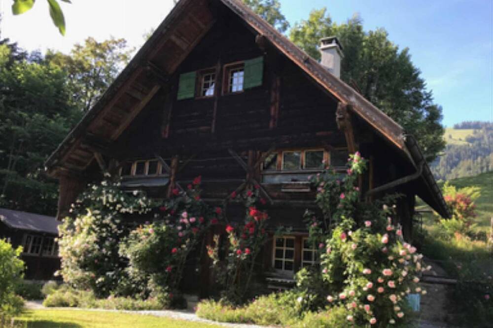 Rougemont Hideaway Chalet by the River in Rougemont, Alpes Vaudoises