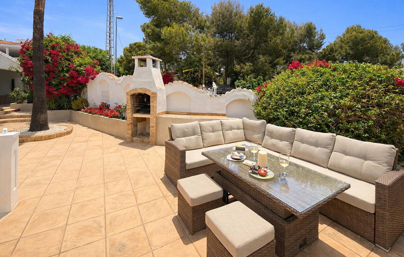 Moderno apartamento de 2 dormitorios con piscina, wifi y aparcamiento cerca de Bombay Tandoori in El Pinar de Campoverde, Pilar de la Horadada