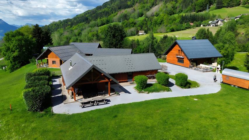 Vacation rental for 15 people, with yard in French Alps