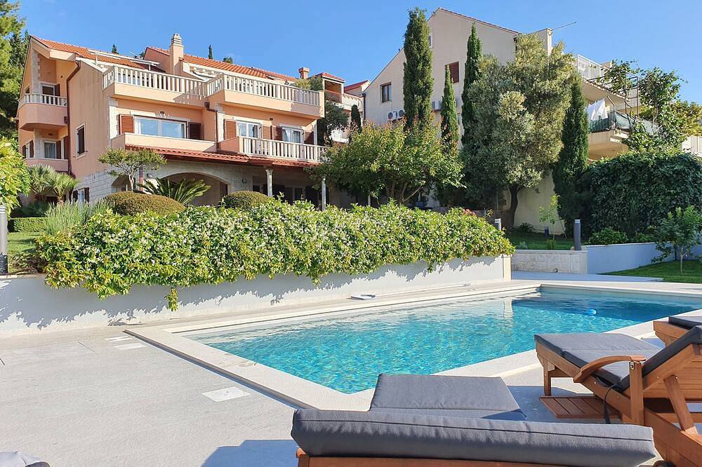 Villa for 12 People in Cavtat, Dubrovnik-Neretva