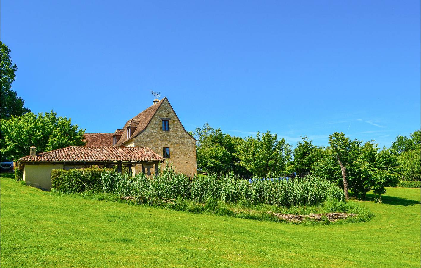 Retraite dans un jardin au bord de la piscine à Fleurac in Fleurac, Périgord Noir