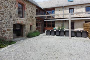 Gîte pour 18 personnes, avec balcon et jacuzzi ainsi que jardin et sauna à Charensat