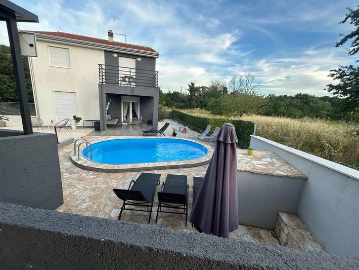 Ferienhaus für 8 Personen, mit Balkon und Terrasse sowie Garten und Pool