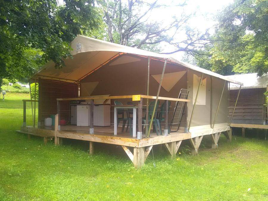 Camping maeva Escapades Coeur d'Ardèche - Tienda de lona y madera 5 personas - Pequeño Lodge 20m² (2 habitaciones) sin sanitarios 5 pers in Saint-Vincent-de-Durfort, Parc naturel régional des Monts d'Ardèche