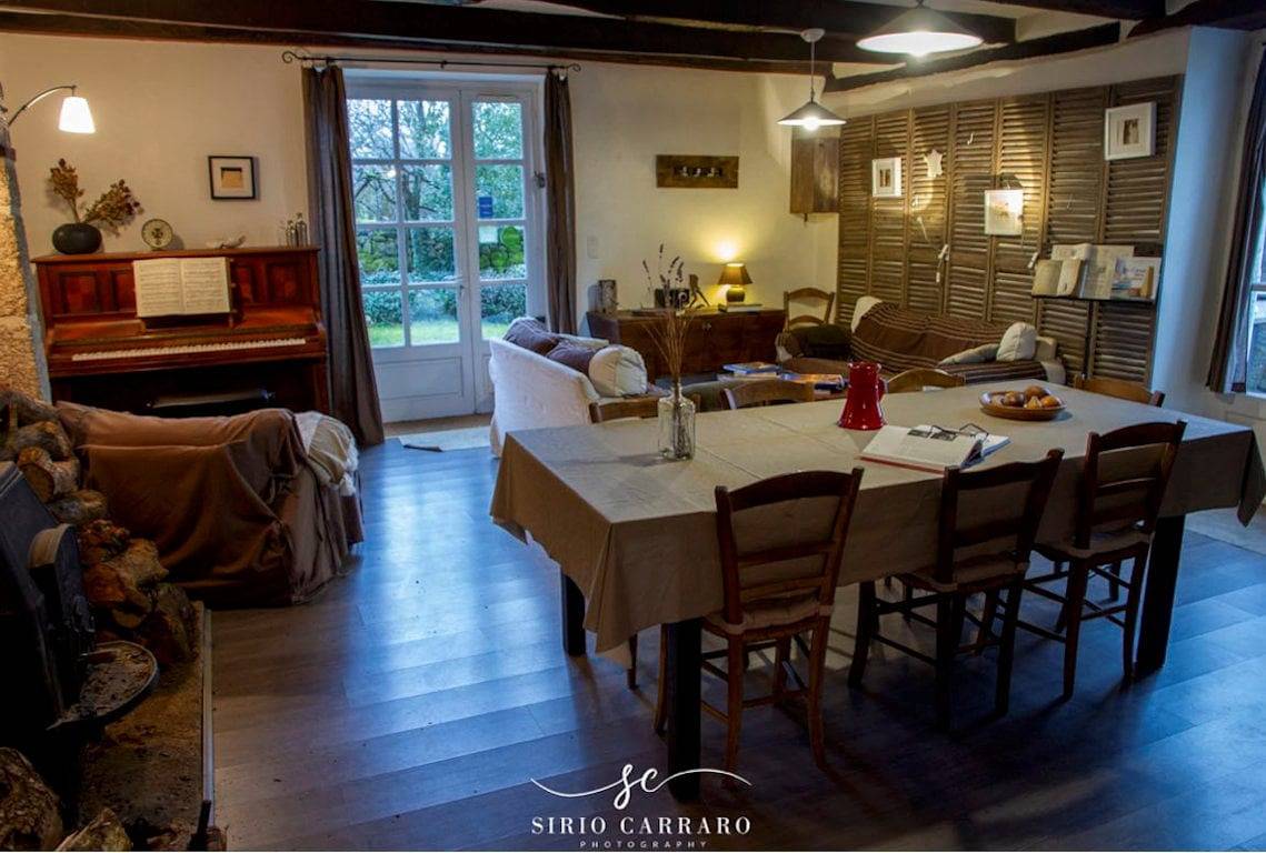 Cantal Insolite - Le Séchoir à Châtaignes - Chambre du peintre avec terrasse - Rez-de-jardin in Marcolès, Région d'Aurillac