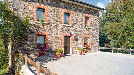 Gîte pour 8 personnes, avec terrasse et jardin à Lierneux