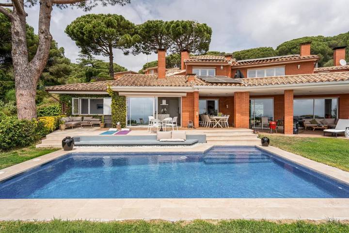 Location de vacances pour 8 personnes, avec terrasse et piscine ainsi que vue et jardin, animaux acceptés à Cabrils - 2
