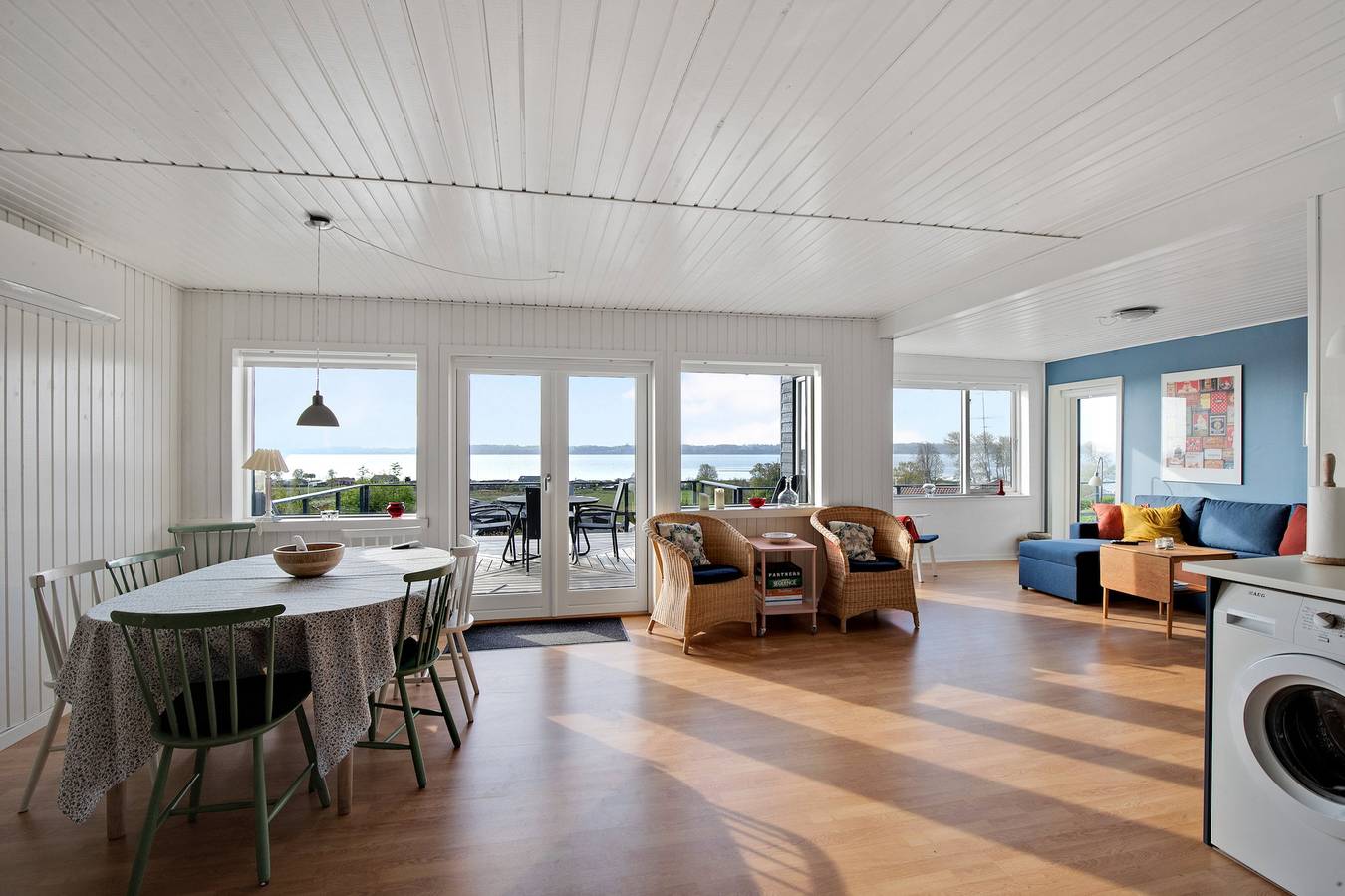 Nyrestaureret sommerhus med smuk havudsigt in Skarrev, Aabenraa