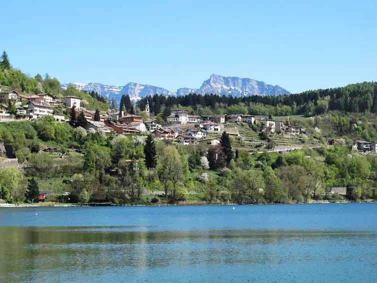 Ganze Wohnung, Gemütliches Apartment mit Parkplatz, Terrasse & WiFi - Nähe Strand & Restaurants in Caldonazzo, Caldonazzosee