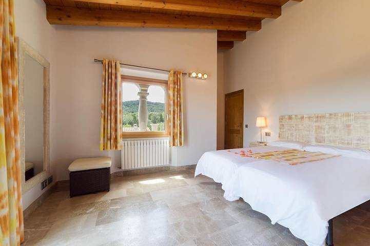 Chalet Piscina Privada Grande Wiffi cobertura Casa y Piscina Vistas Montaña in Crestatx, Sa Pobla