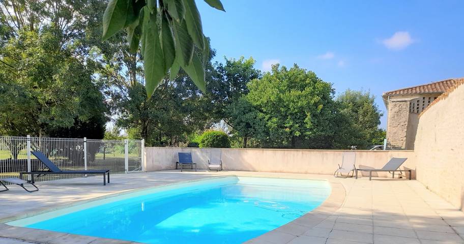 Gîte pour 5 personnes, avec terrasse ainsi que jardin et piscine - 1