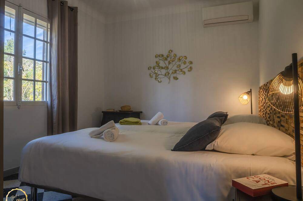 Mas Provençal first floor living room with fireplace and veranda overlooking Alpilles- Vallée des Baux in Paradou, Arles region