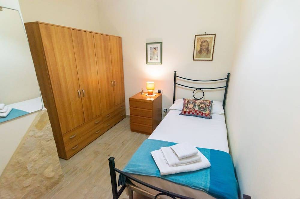 Independent holiday home 5 minutes from the seafront and the centre. in Aci Trezza, Aci Castello