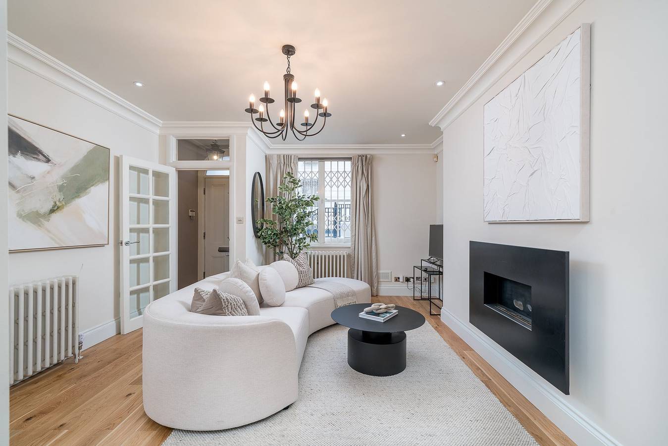 ​Elegant 3-Bed Knightsbridge House with Terrace in London, South East England