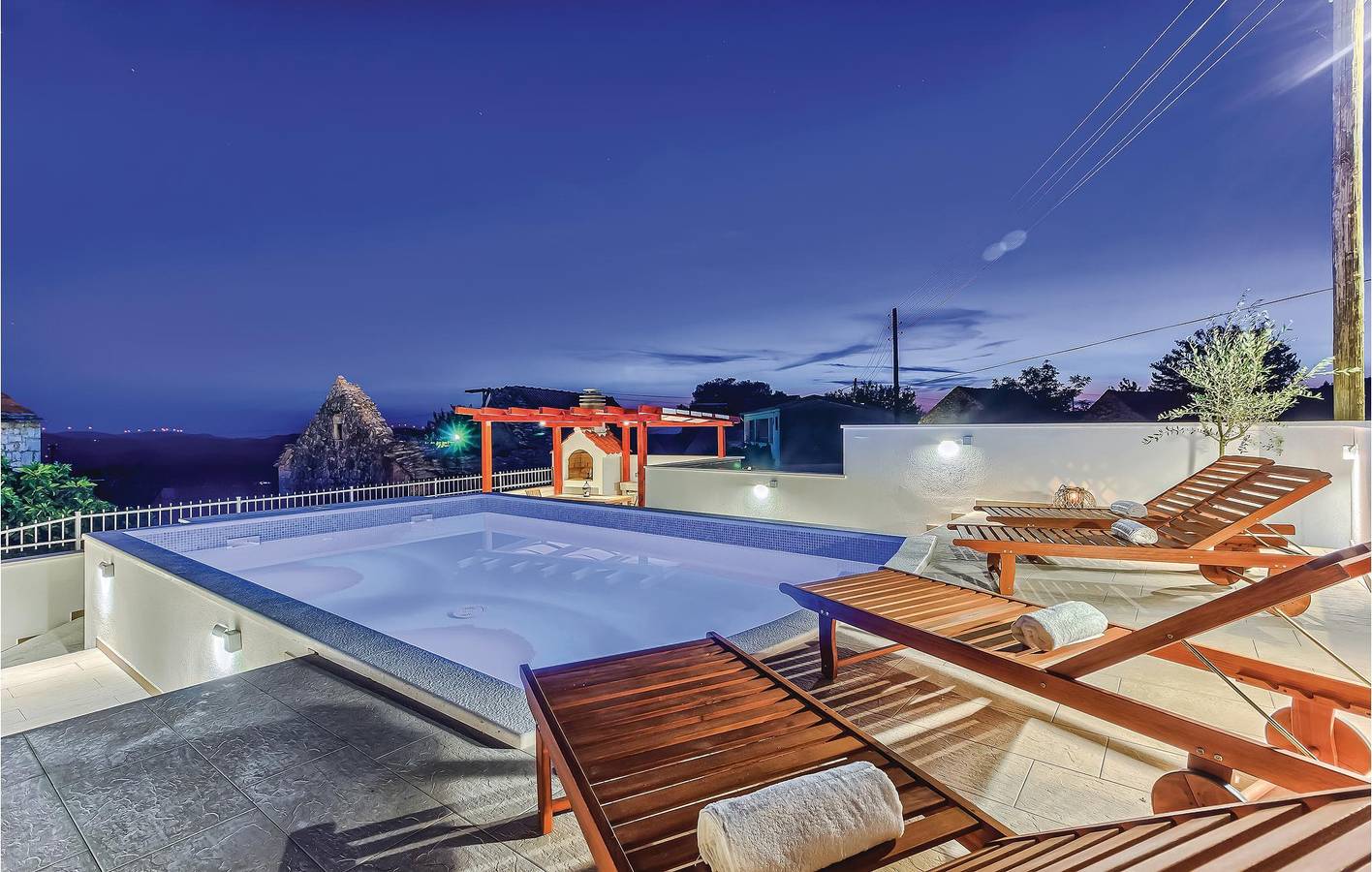 Holiday home for 10 people with terrace in Dalmatian Zagora