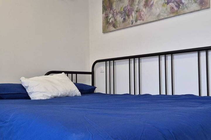 Apartamento entero, Furnished studio with small sheltered terrace... close to public transport. in Marsella, Marsella region
