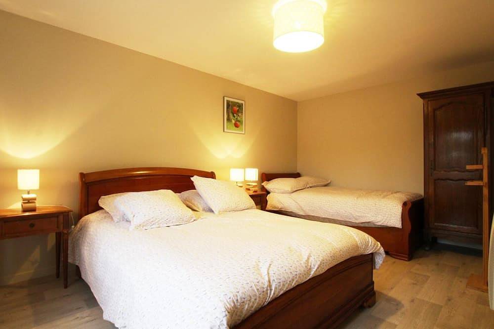 Maison spacieuse avec jacuzzi et options de loisirs à Vesly in Vesly, Région de Coutances