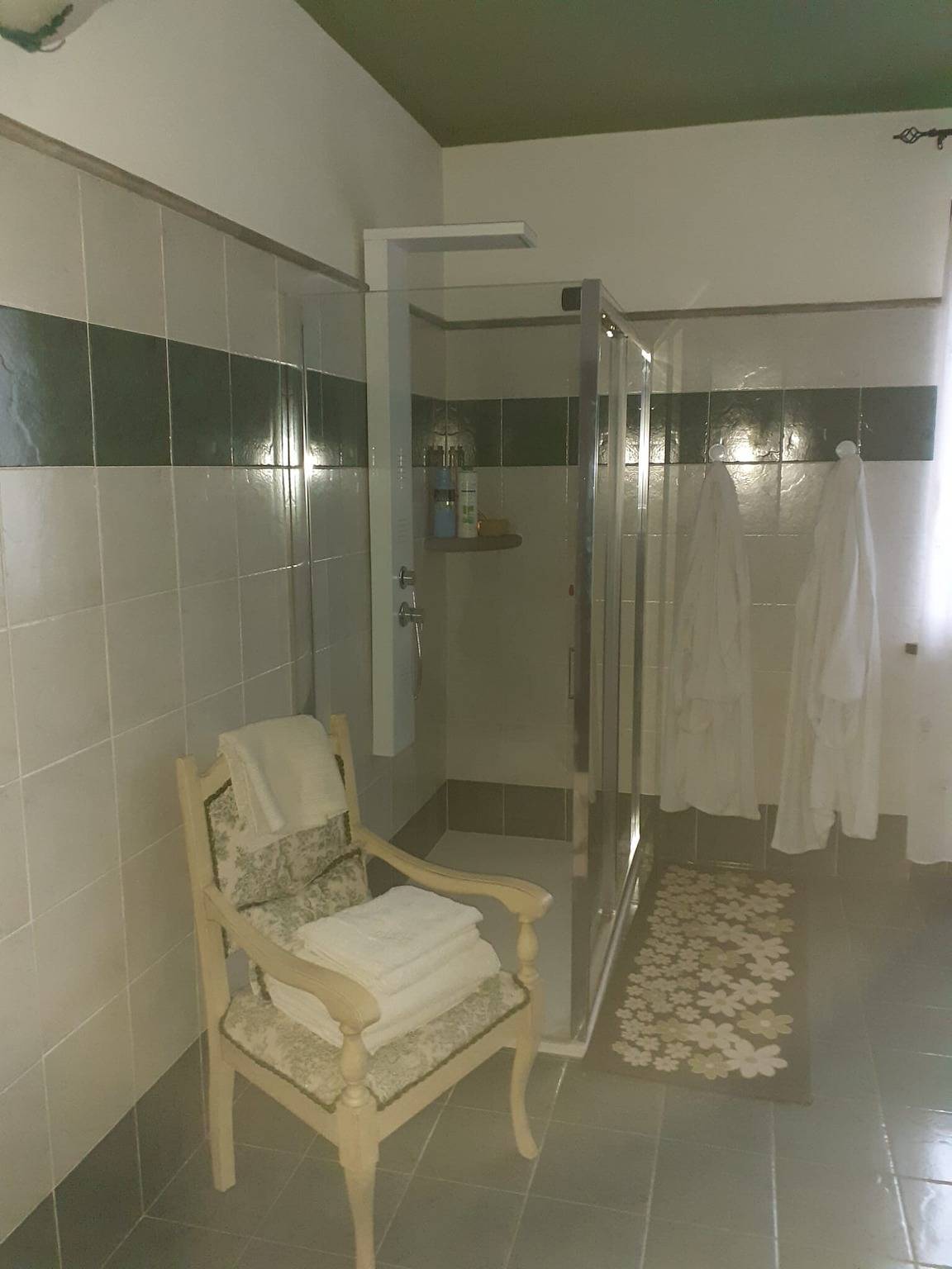 Vierbettzimmer mit Gemeinschaftsterrasse, Seeblick und Wlan in Oscheri, Olbia-Tempio