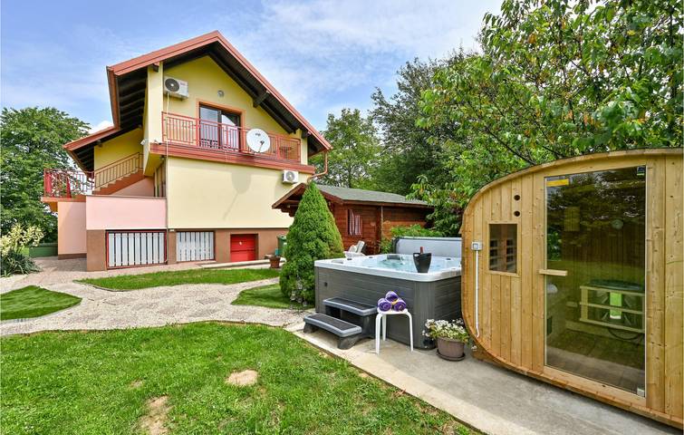 Ferienhaus für 8 Personen, mit Sauna und Pool sowie Garten, mit Haustier