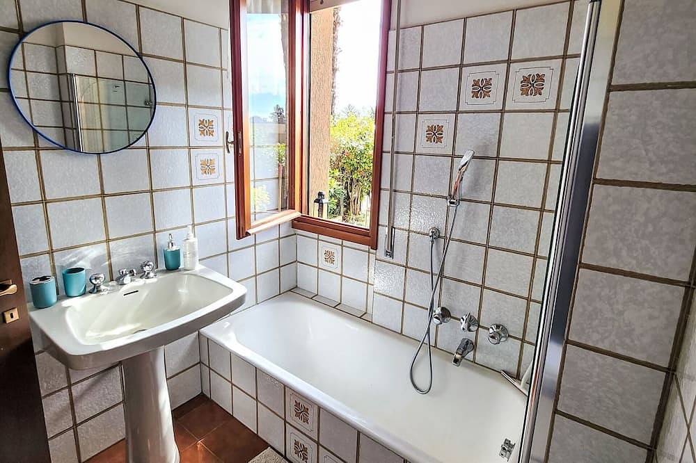 Ganze Wohnung, Gemütliche Wohnung für 3 Gäste mit W-Lan, Klimaanlage, Tv, Innenhof und Haustiere erlaubt in Lesa, Lago Maggiore (Piemont)