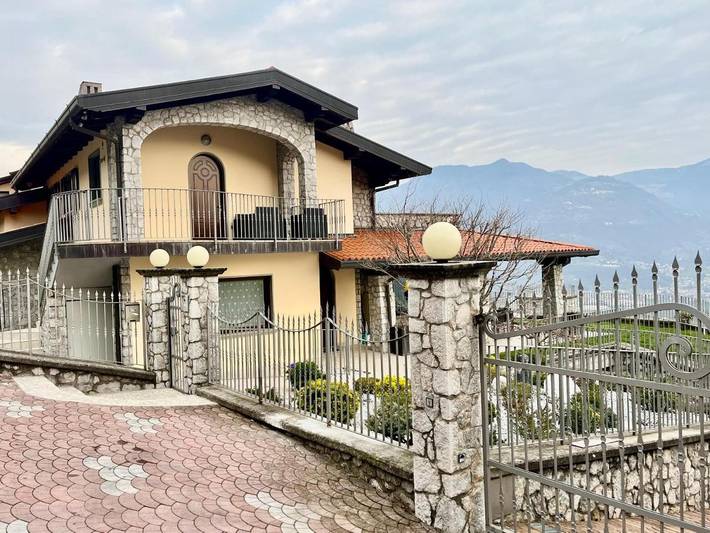 Gîte pour 8 personnes, avec piscine et vue sur le lac ainsi que jardin et vue, animaux acceptés à Lovere - 4